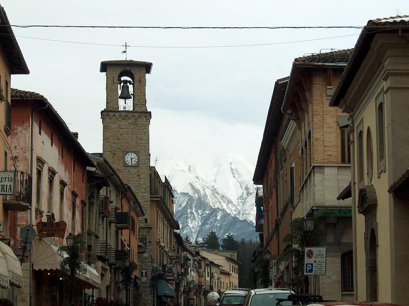 Archieffoto: Meloni in Amatrice: Tienjarige Herdenking van de Aardbeving en Herstelprojecten