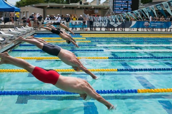 Kate Douglass stellt Weltrekord über 50 Meter Freistil bei den Pan Pacific Championships auf