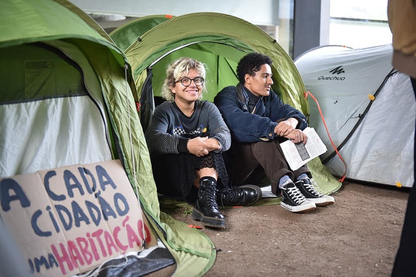 Proteste für Wohnrecht in Lissabon und Porto mit Campierenden am Rossio und Praça D. João I