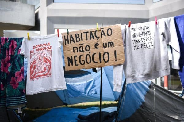 Proteste für Wohnrecht in Lissabon und Porto mit Campierenden am Rossio und Praça D. João I