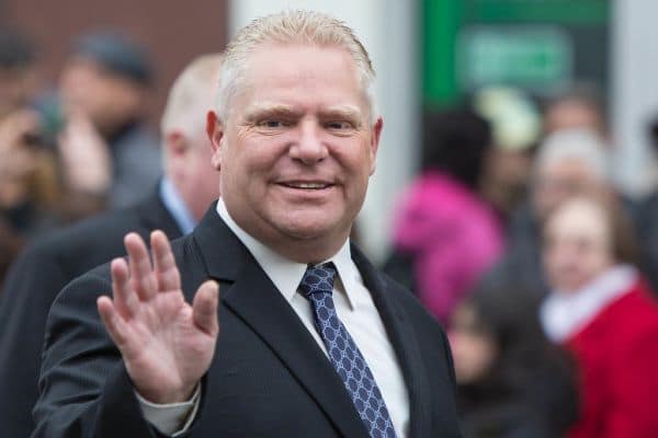 Doug Ford revela um painel afirmando o nome do lago Ontário