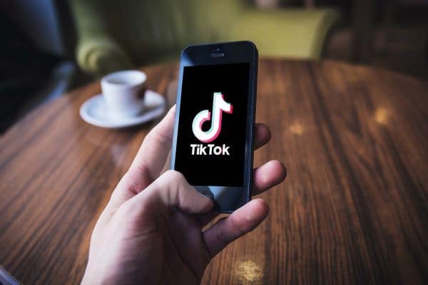 La star di TikTok Sydney Towle, che ha documentato il suo viaggio contro il cancro, muore a 26 anni