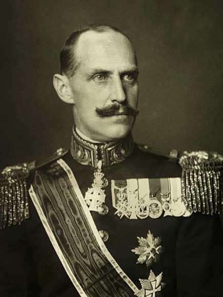 Haakon VIII jura lealtad a la Constitución de Noruega