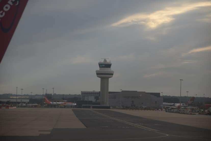 Significativi disagi aerei a causa di un guasto al controllo del traffico aereo nel Regno Unito