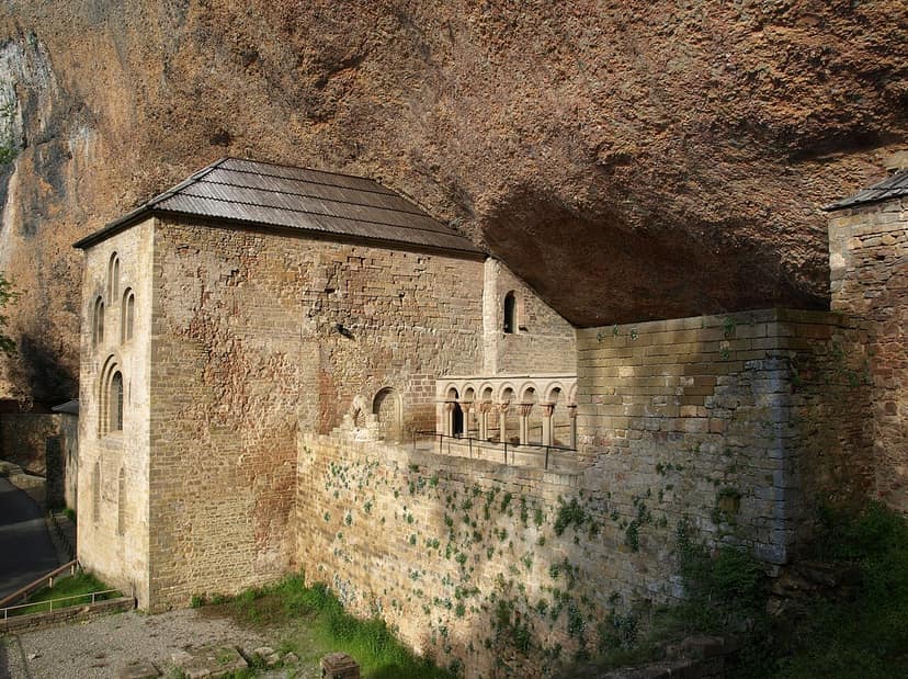 Évacuation de la population et transfert des restes du monastère de San Juan de la Peña