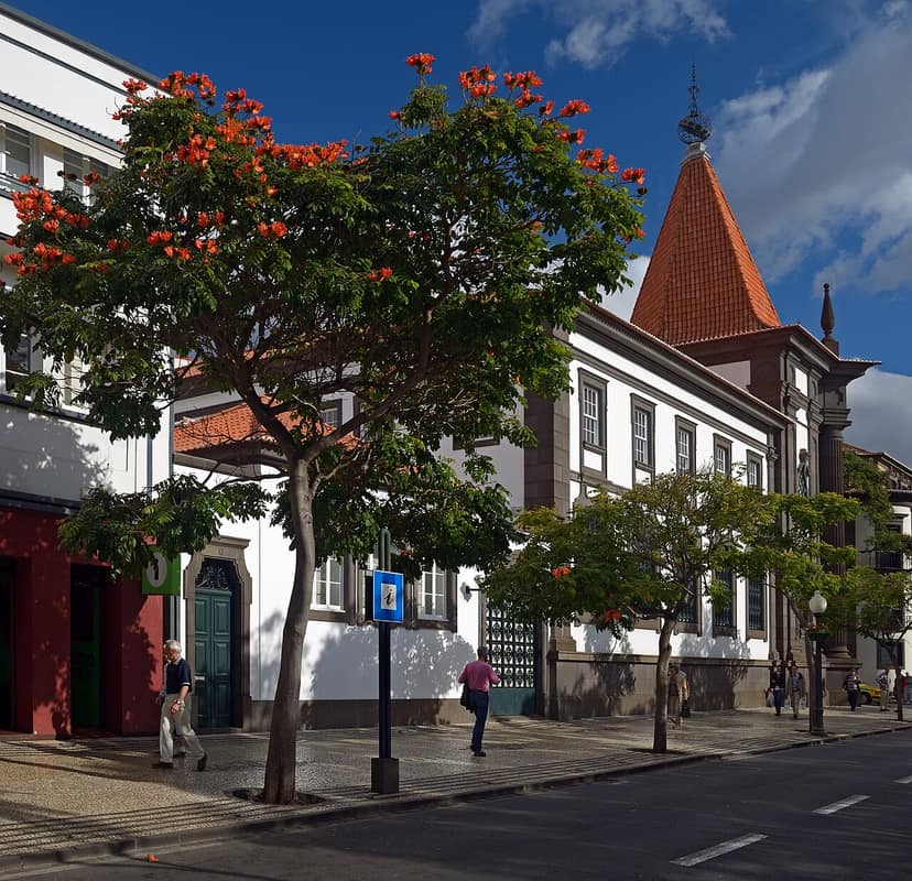 Foto de archivo: Gobernador del Banco de Portugal pide urgencia en la vivienda y analiza situación económica en Belém