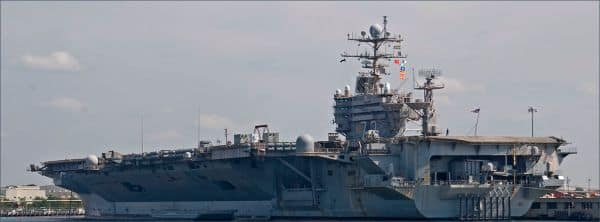 Foto d'archivio: L'arrivo dell'USS George Washington e l'aumento dei prezzi dell'acqua in bottiglia