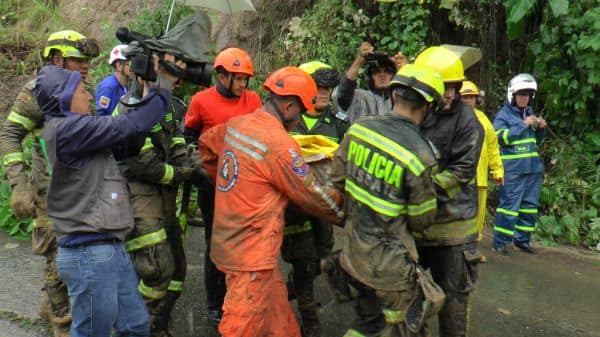 Mujer rescatada tras terremoto en Colombia fallece tras 36 horas atrapada
