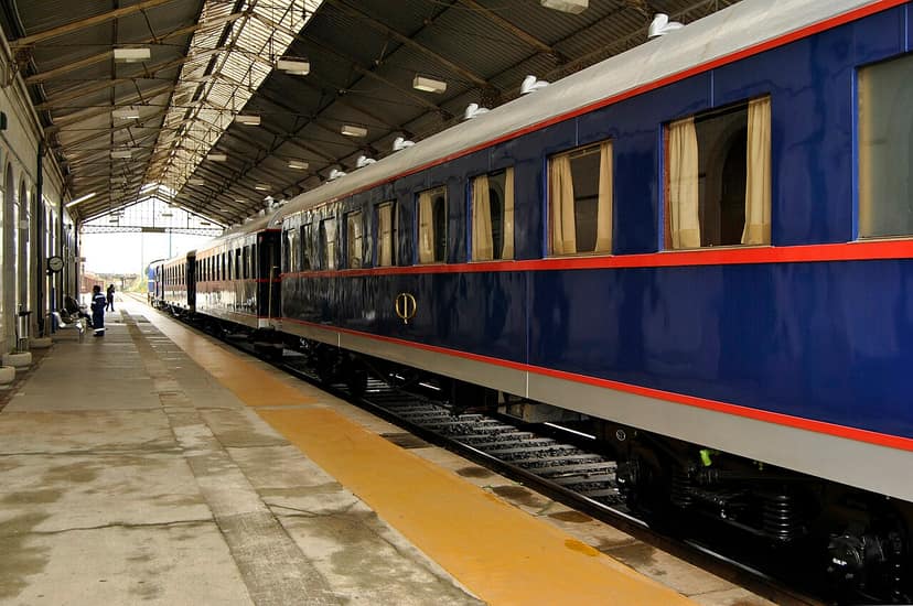 Descarrilamiento de tren en Sussex provoca operaciones de emergencia