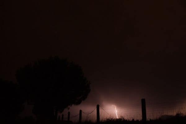 Foto de arquivo: Atraso de 12 horas para um comboio Hendaye-Paris devido a um impacto de raio