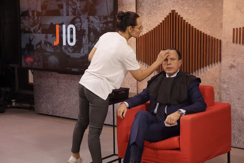 Archivbild: Flávio Bolsonaro wird während der Proteste von Globo interviewt