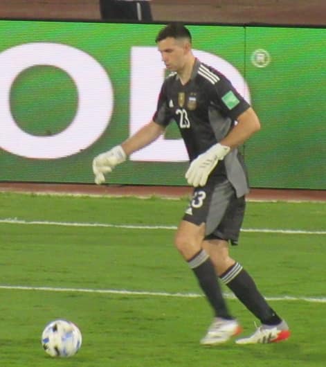 Archivbild: Chelseas Emi Martinez nach Kopfverletzung gegen Everton im Krankenhaus