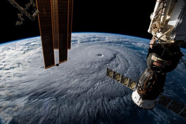 Irán: el estrecho de Ormuz permanece cerrado, buque impactado