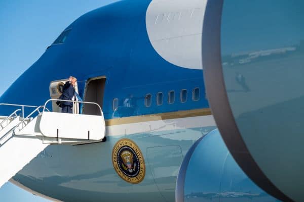 Trump sugere que o Irão poderia bombardear Los Angeles e San Diego durante comício