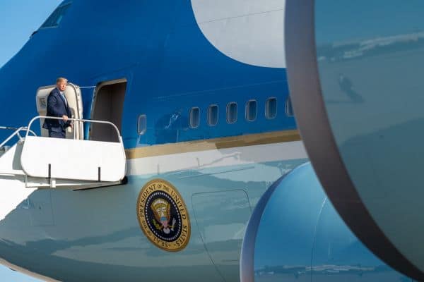 Trump sugere que o Irão poderia bombardear Los Angeles e San Diego durante comício