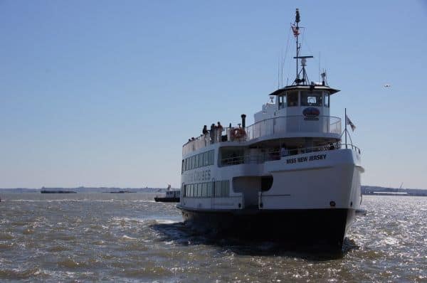 Boot kapseert nabij Vrijheidsbeeld – vrouw en kind sterven
