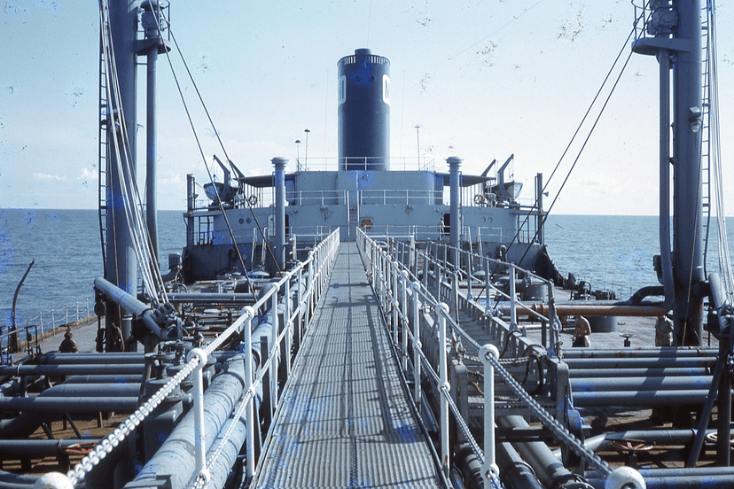 Foto de arquivo: Irão permite passagem de petroleiros iraquianos pelo estreito de Ormuz