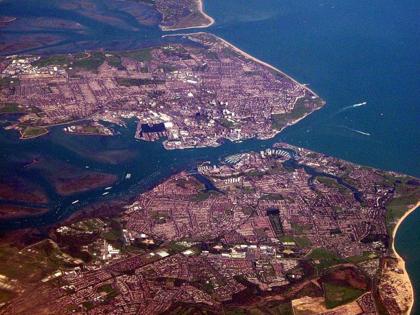 Archivbild: Hunderte Demonstranten in Portsmouth widersprechen Polizei nach Ankunft von Migrantenboot