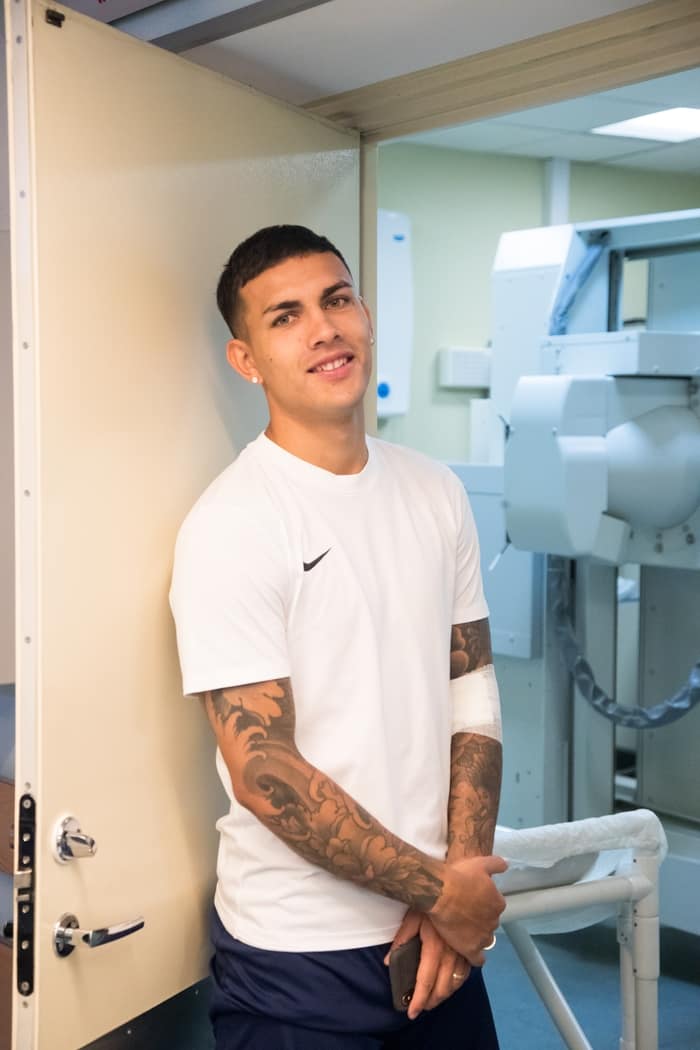 Photo d'archive: Paredes évoque un avenir incertain avec l'Argentine après sa suspension et la retraite de Messi