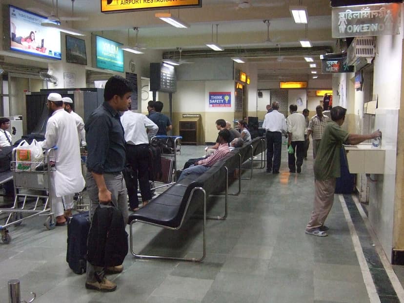 Arma de passageiro da Air India Express dispara no aeroporto de Varanasi, ferindo dois