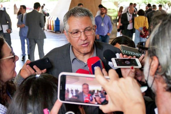 El Gobierno estudia medidas contra "tiendas fachada" en la inmigración