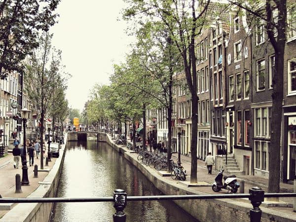 Politie zoekt nog steeds identiteit van onbekende man na beroerte in Amsterdam