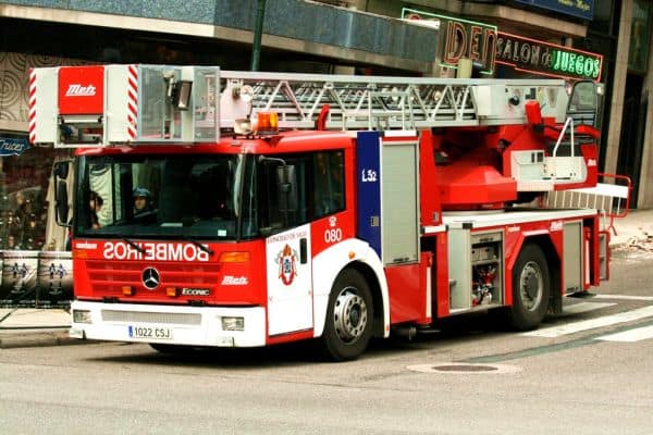 Twee volwassenen en een kind gered in Granada na val van een auto van 20 meter