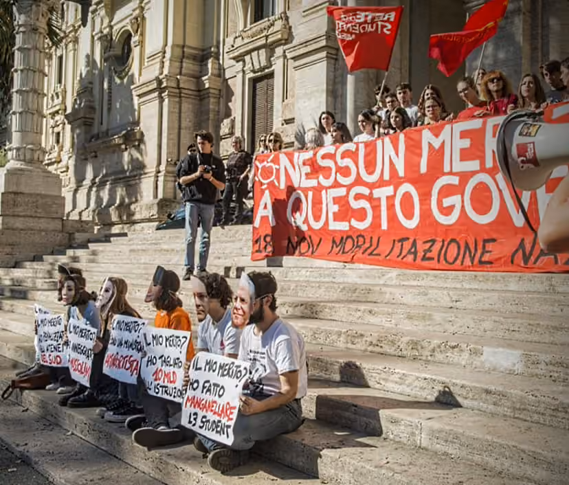 Schülerproteste und Demonstrationen in ganz Italien zum 'No Meloni Day'