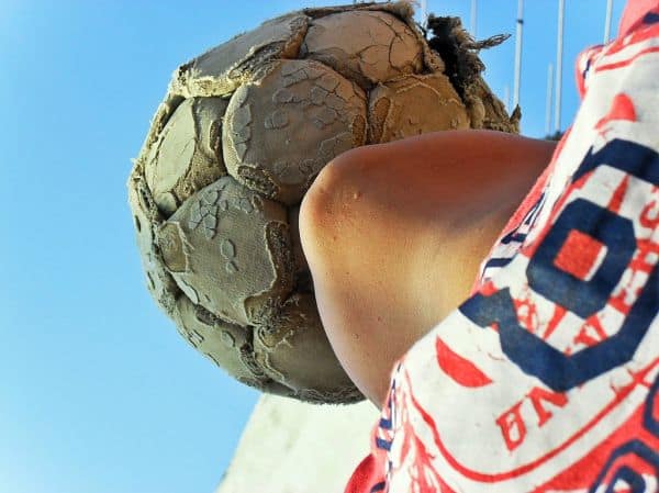 Archivbild: Brasilianischer Fußballer Jacy Maranhão fällt nach Torjubel in Tunnel