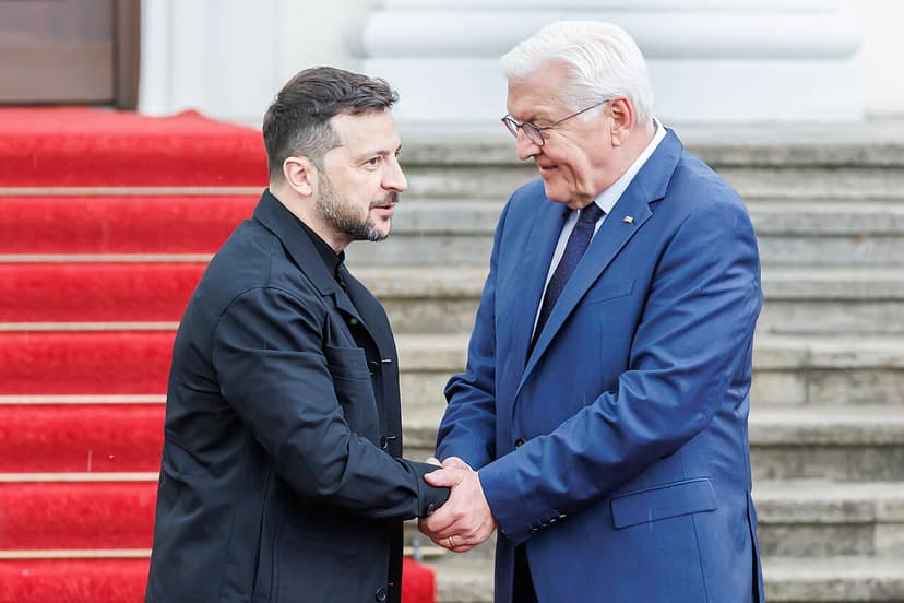 Selenskyj viert onafhankelijkheidsdag met oproep aan het Westen en wapenhulp van de EU