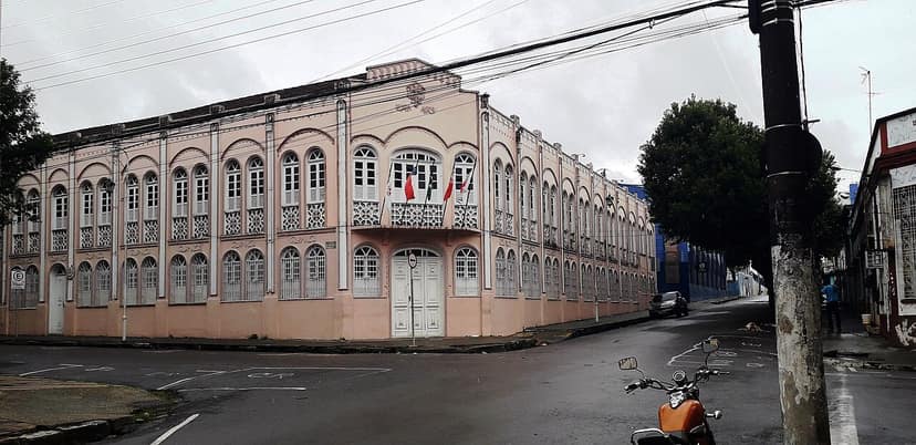 Il consolato portoghese assiste oltre 300 persone colpite dal terremoto a La Guaira
