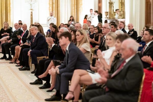 Foto d'archivio: Trump onora il bagnino e il ragazzo salvato alla Casa Bianca