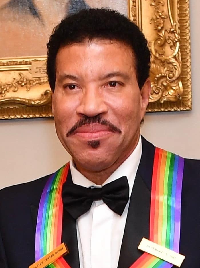 Lionel Richie (77) es hospitalizado tras desvanecimiento durante actuación en Missouri