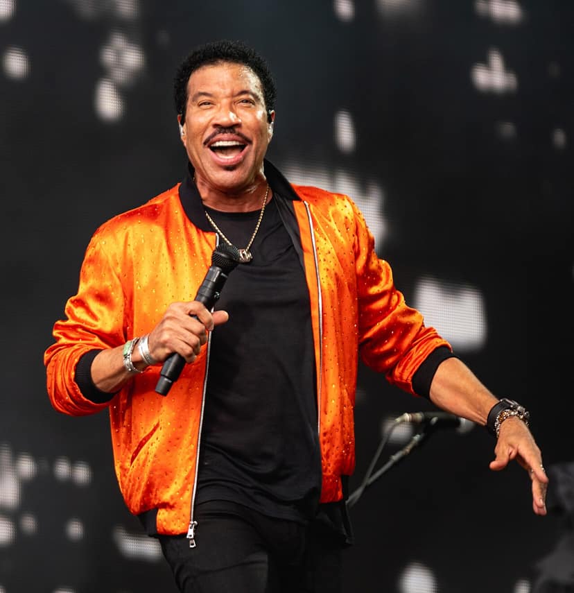 Lionel Richie (77) es hospitalizado tras desvanecimiento durante actuación en Missouri