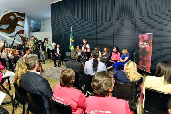 Foto d'archivio: Flávio Bolsonaro fa campagna e critica il governo Lula a Belém
