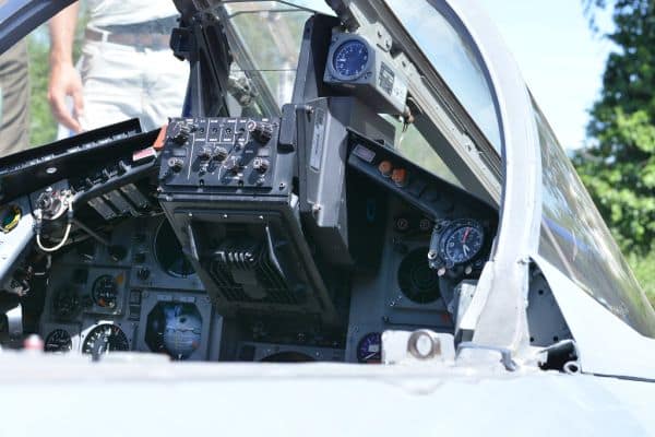 Photo d'archive: Un jet de chasse roumain détruit un drone chargé d'explosifs en mer Noire