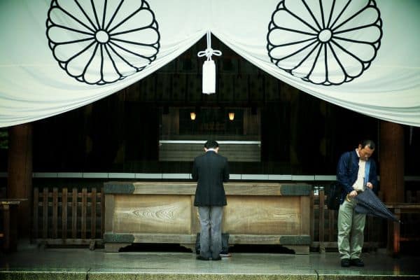 El ministro de Defensa de Japón visita el Santuario Yasukuni en medio de controversia
