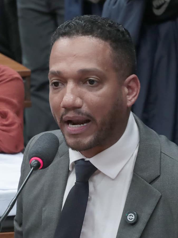 Senado inicia votação da PEC que acaba com a escala 6x1