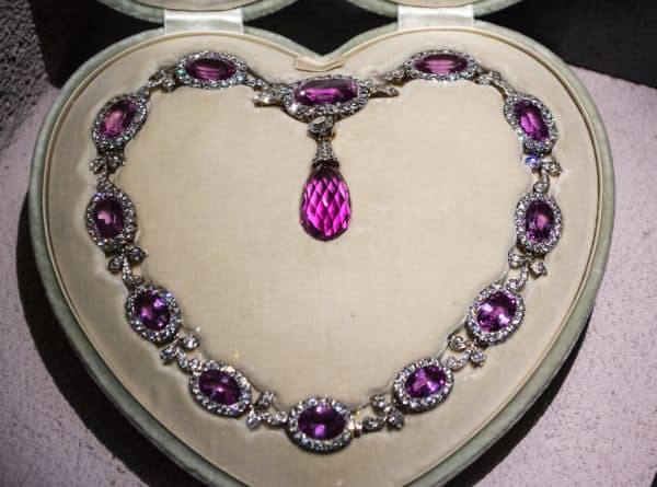 Foto de archivo: Robo de collar de diamantes de la realeza egipcia en museo de Viena