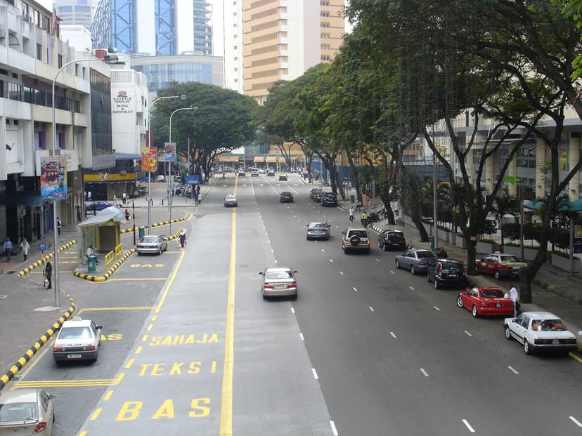 Drie Familieden gewond bij Aanrijding in KL met Immigratietruck