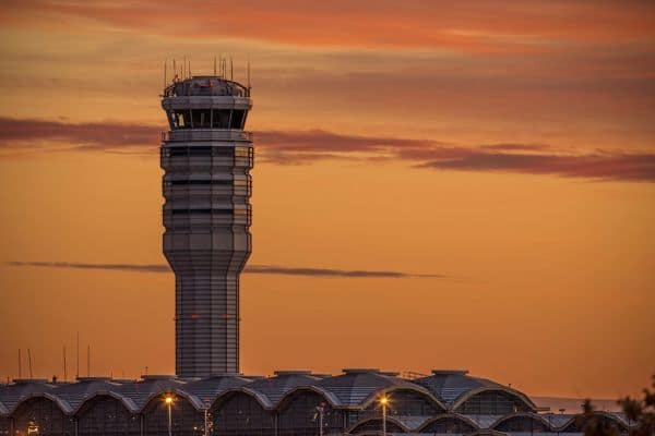 Foto d'archivio: Aereo della Guardia Costiera con il Segretario DHS Mullin effettua un atterraggio d'emergenza