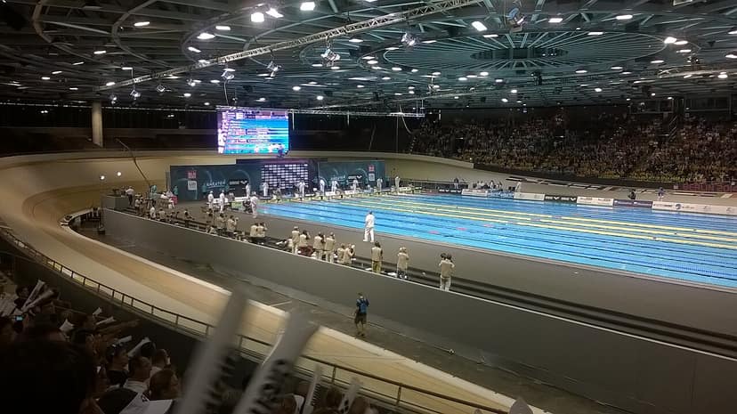 Sara Curtis breaks world record in 50-meter backstroke