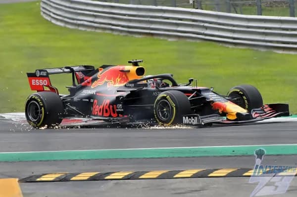 Max Verstappen avec un casque spécial bleu de Delft lors de la dernière Dutch Grand Prix
