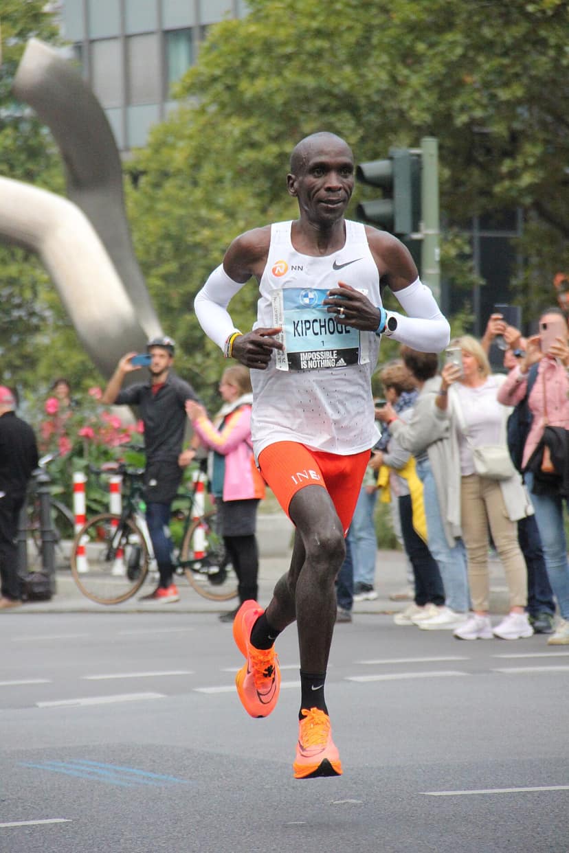 Eliud Kipchoge rompe el récord de la pista en el Maratón de Melbourne