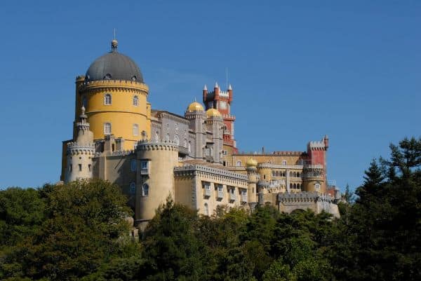 Twee arbeiders dood na instorting van kraan in Belas, Sintra