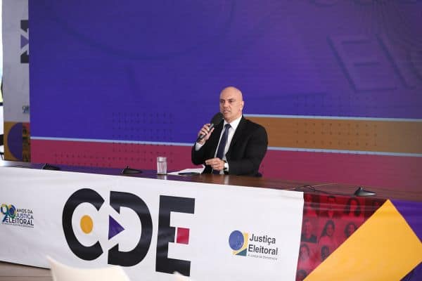 La Police fédérale analyse les messages entre Alexandre de Moraes et Daniel Vorcaro