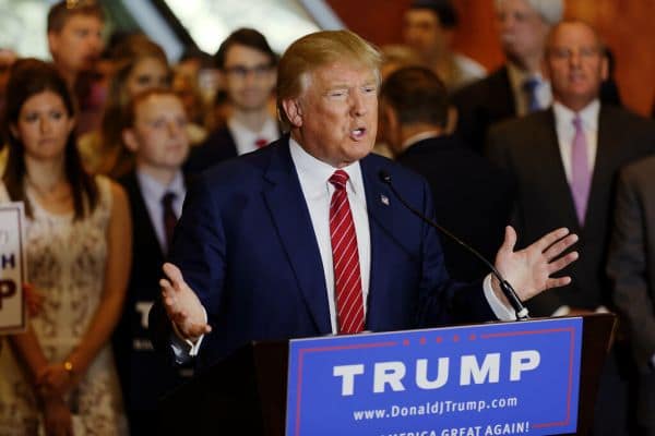 Mudança de avião de Trump devido a possível ameaça do Irão