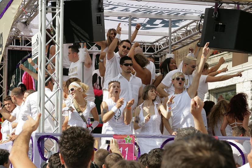 La Street Parade de Zúrich atrae a cientos de miles