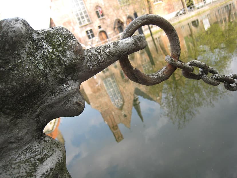 Woman (27) falls into five-meter deep rainwater pit in Bruges after break-in attempt