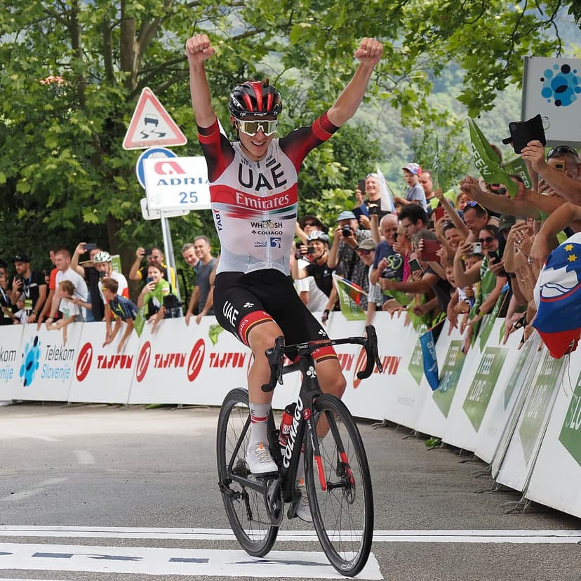 Foto d'archivio: Matt Brennan vince la seconda tappa della Vuelta a España, Pogacar mantiene il comando